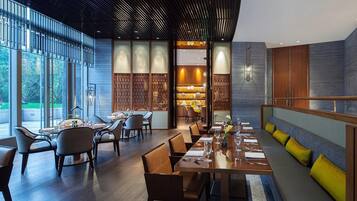 Daily full breakfast (CNY 266 per person)