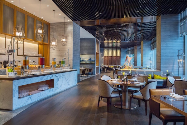 Daily full breakfast (CNY 266 per person)