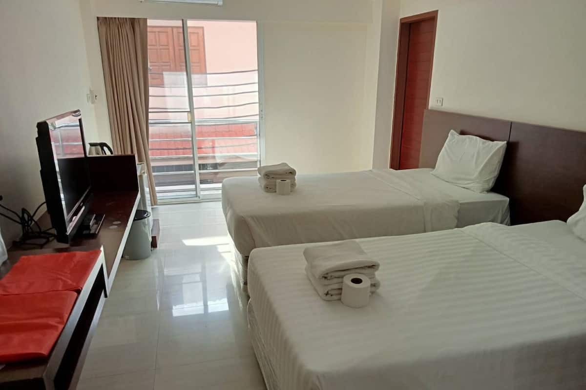Standard Twin Room | Desk, free WiFi, bed sheets
