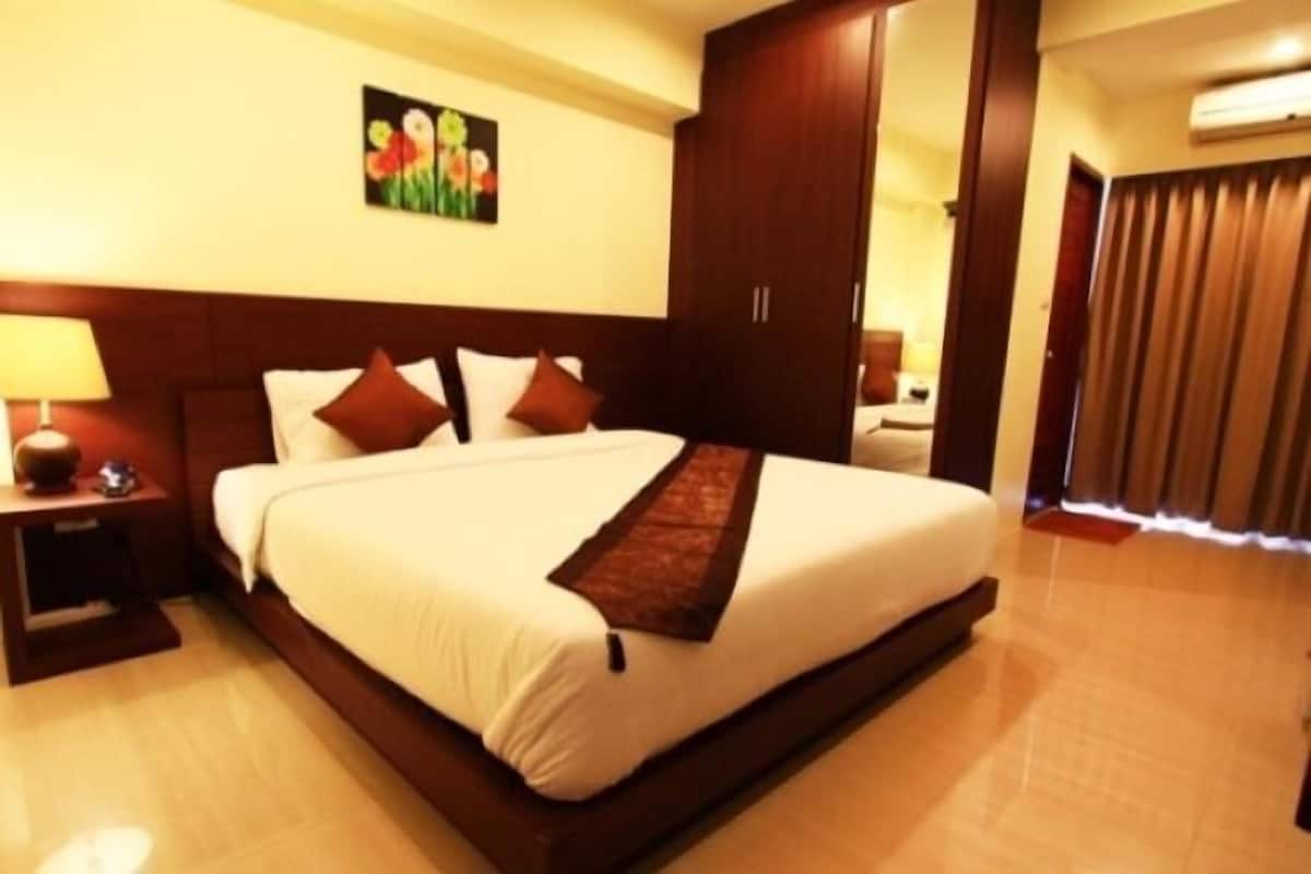 Desk, free WiFi, bed sheets
