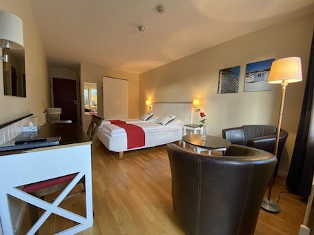 Desk, laptop workspace, iron/ironing board, free WiFi. Nordby Hotell