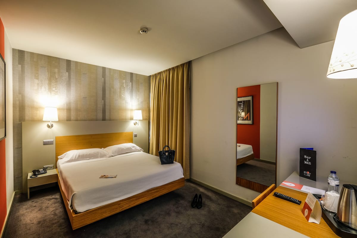 Desk, soundproofing, WiFi (free), bed sheets