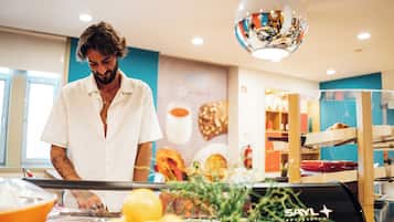 Tägliches Frühstücksbuffet gegen Gebühr