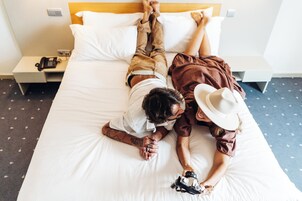 标准双人房 | 办公桌、隔音、免费 WiFi、床单