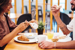 每日供應自助早餐 (每人 EUR13.28)