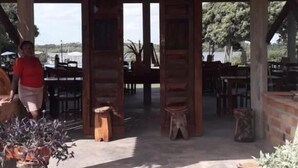 A covered outdoor area with a rustic wooden structure, featuring three large animal skulls mounted on the ceiling. - Pousada Marajoara (Soure)