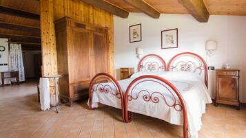 Studio (Gorgognano) | Desk, cribs/infant beds, rollaway beds, free WiFi