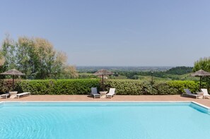Außenpool, Pool auf dem Dach, Sonnenschirme, Liegestühle