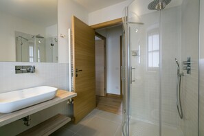 Appartement Familial, 2 chambres, cuisine, vue montagne | Salle de bain | Douche, sèche-cheveux, bidet, serviettes fournies