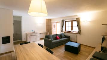 Family Apartment, 2 Bedrooms, Kitchen, Mountain View | Living area