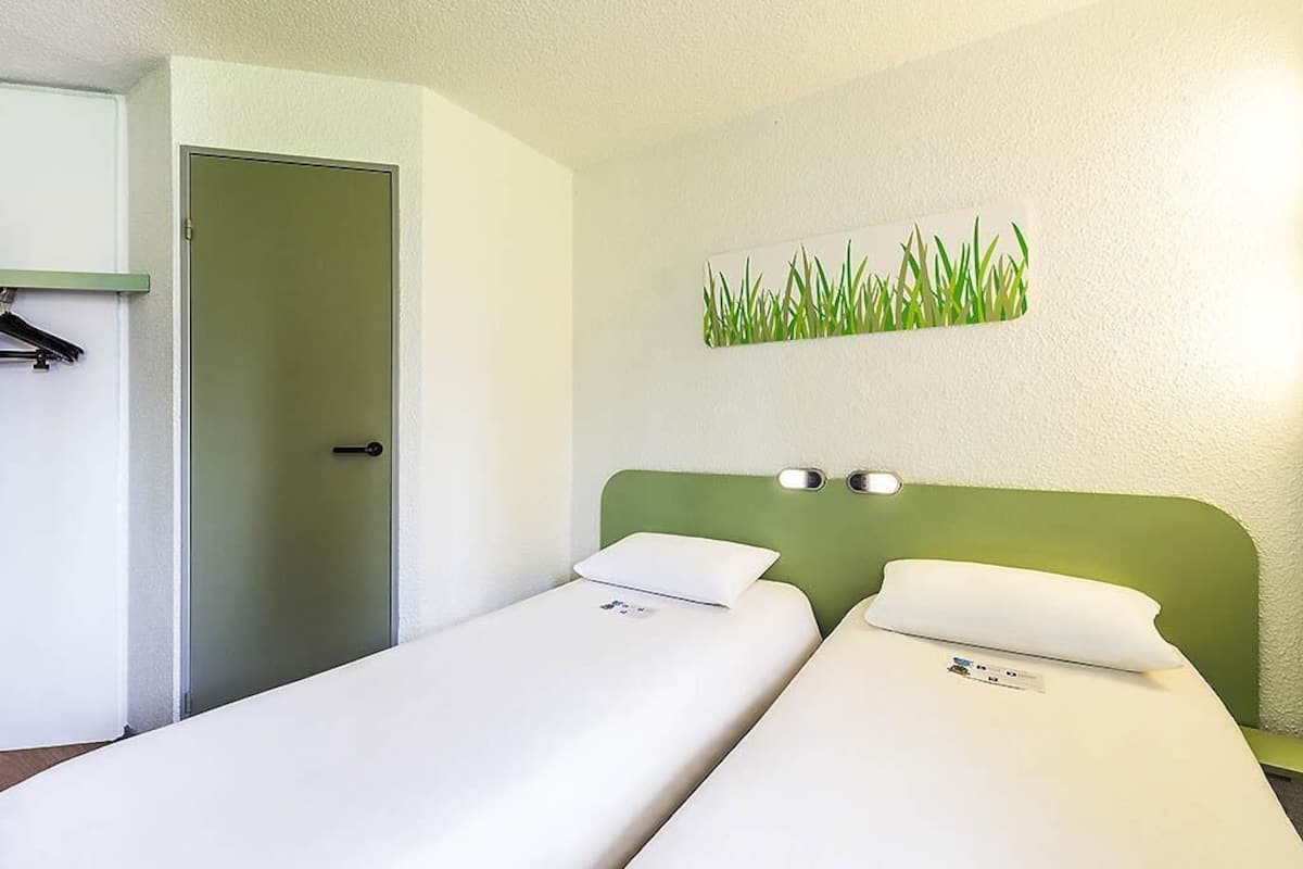 Twin Room, 2 Single Beds | Desk, iron/ironing board, free WiFi, bed sheets