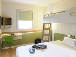 Escritorio, tabla de planchar con plancha, wifi gratis y ropa de cama 