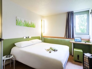 Double Room | Desk, iron/ironing board, free WiFi, bed sheets