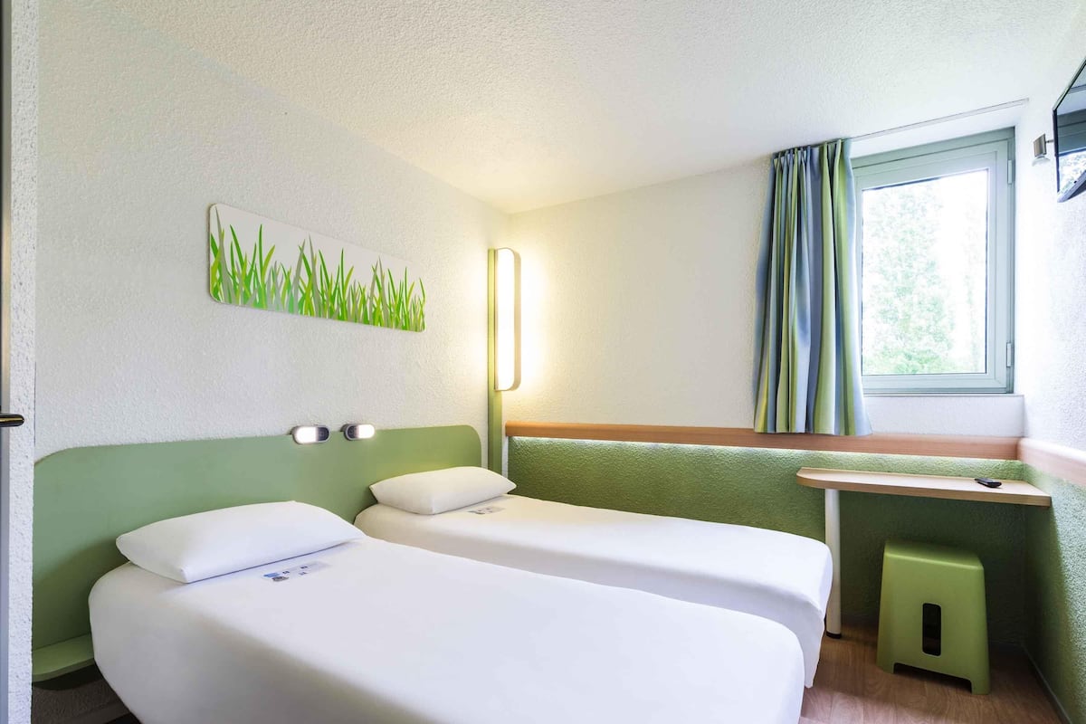 Escritorio, tabla de planchar con plancha, wifi gratis y ropa de cama