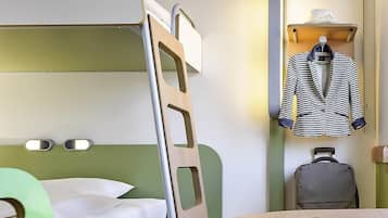 Escritorio, tabla de planchar con plancha, wifi gratis y ropa de cama