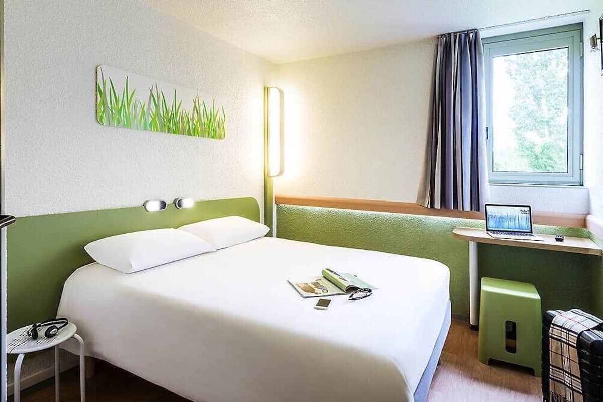 Double Room | Desk, iron/ironing board, free WiFi, bed sheets