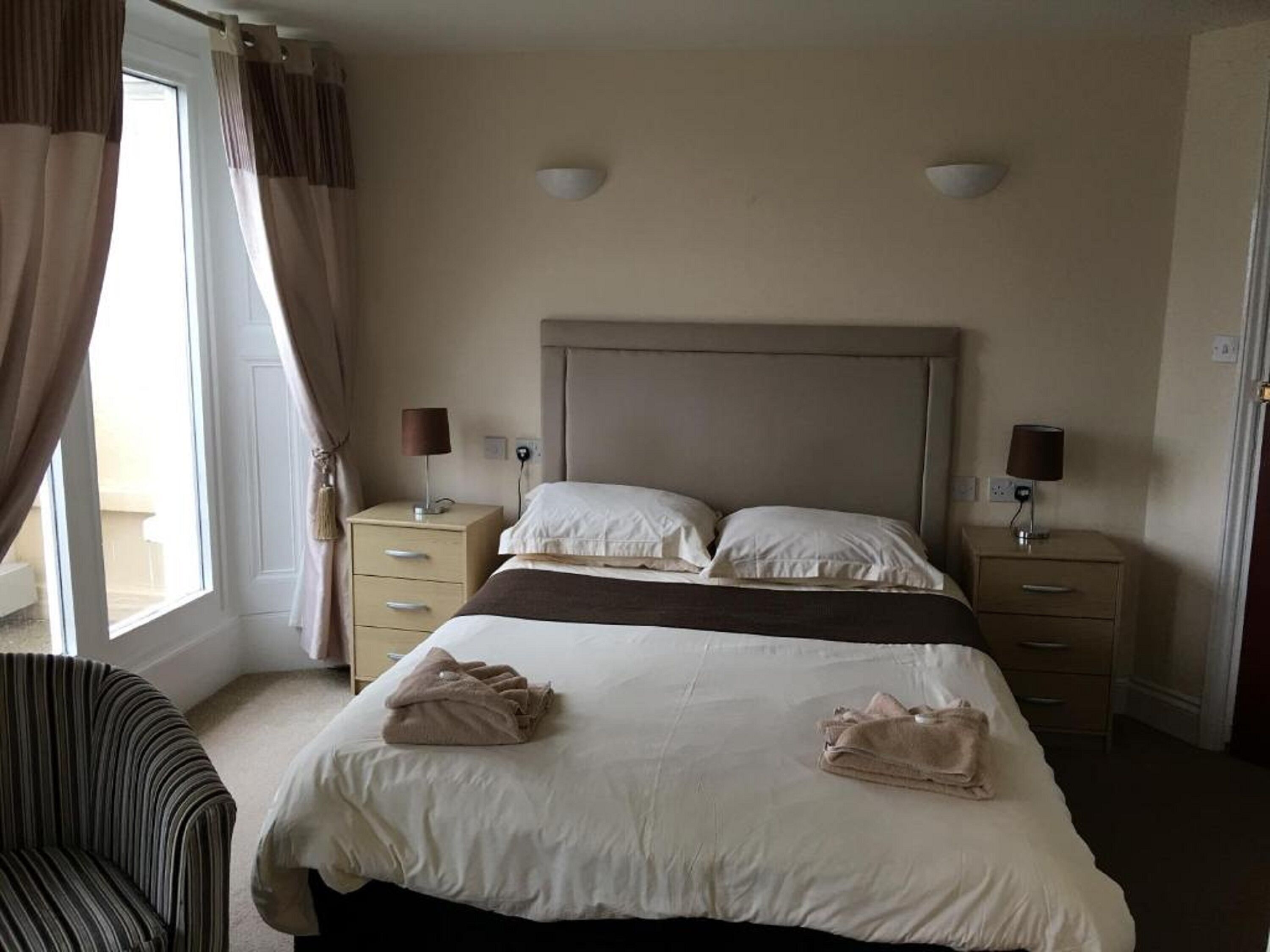 Cortinas blackout, tabla de planchar con plancha y wifi gratis 