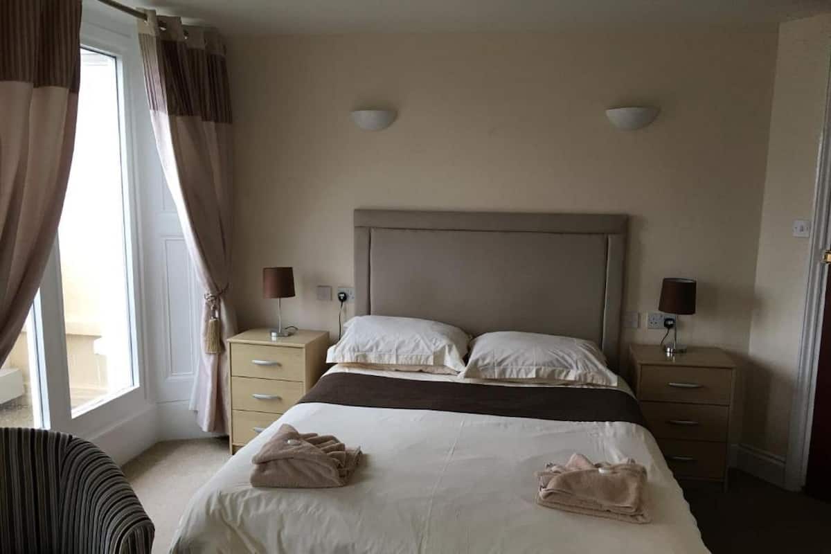 Cortinas blackout, tabla de planchar con plancha y wifi gratis