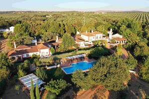 Vista frontal de la propiedad
