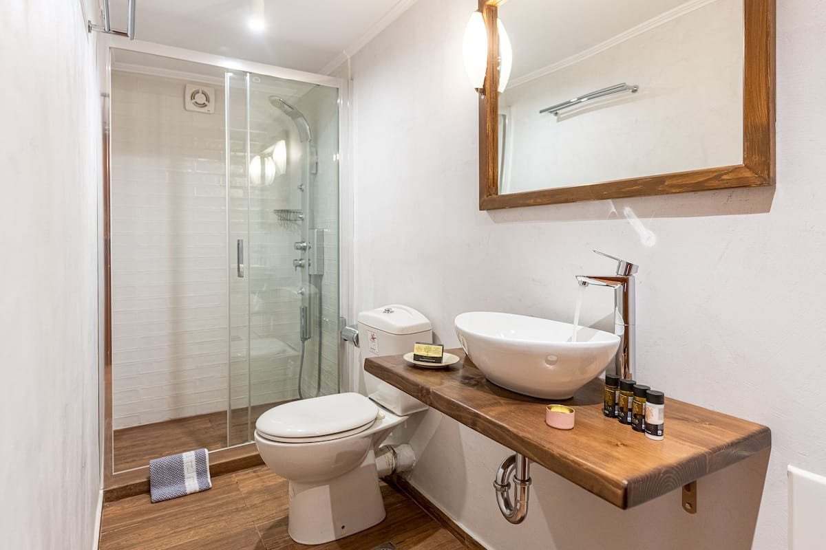 suite, 1 bedroom | bathroom | hydromassage showerhead, designer toiletries, hair dryer, slippers