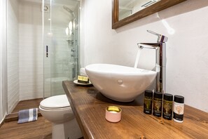 Suite, 1 slaapkamer | Badkamer | Een hydromassagedouche, designer toiletartikelen, een haardroger