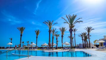 2 outdoor pools