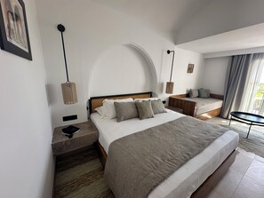 1 sovrum, unika möbler, skrivbord och mörklÀggningsgardiner