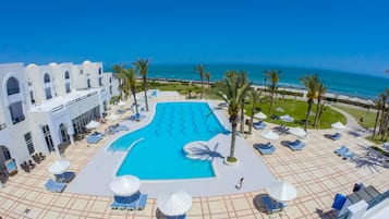 2 piscines extérieures