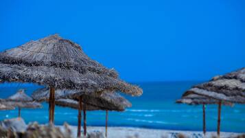 Plage privée, parasols, serviettes de plage