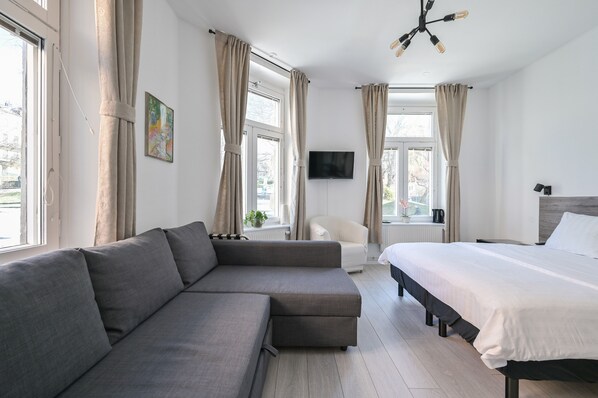 書桌、遮光布/窗簾、免費無線上網、床單