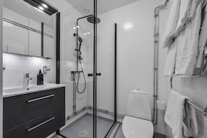 Double Room | Bathroom | Shower, free toiletries, hair dryer, slippers