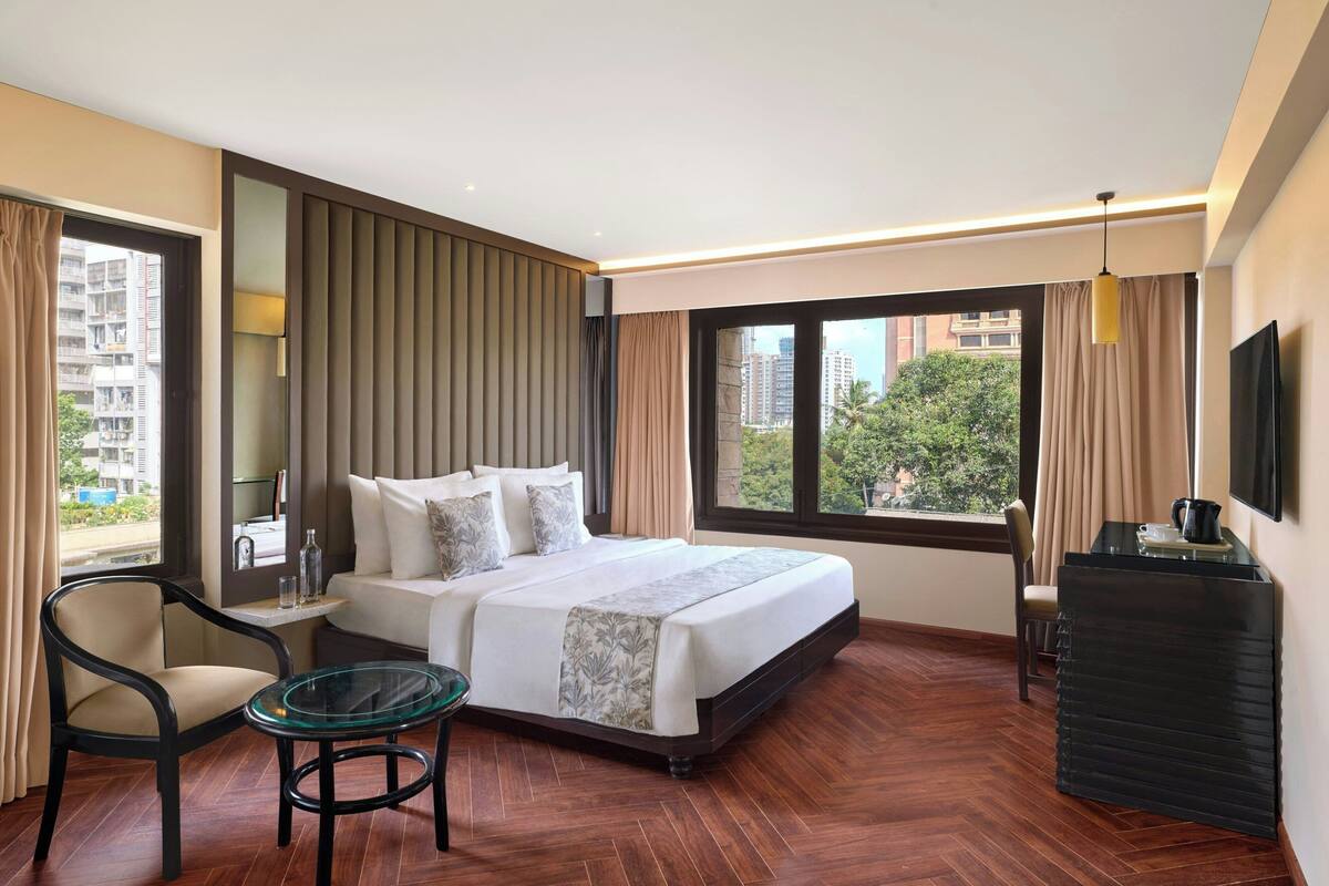Premium Room, 1 King Bed, City View | Minibar, in-room safe, desk, blackout drapes