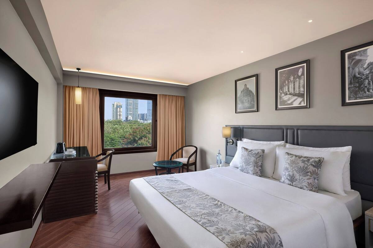Room, 1 King Bed, City View | Minibar, in-room safe, desk, blackout drapes
