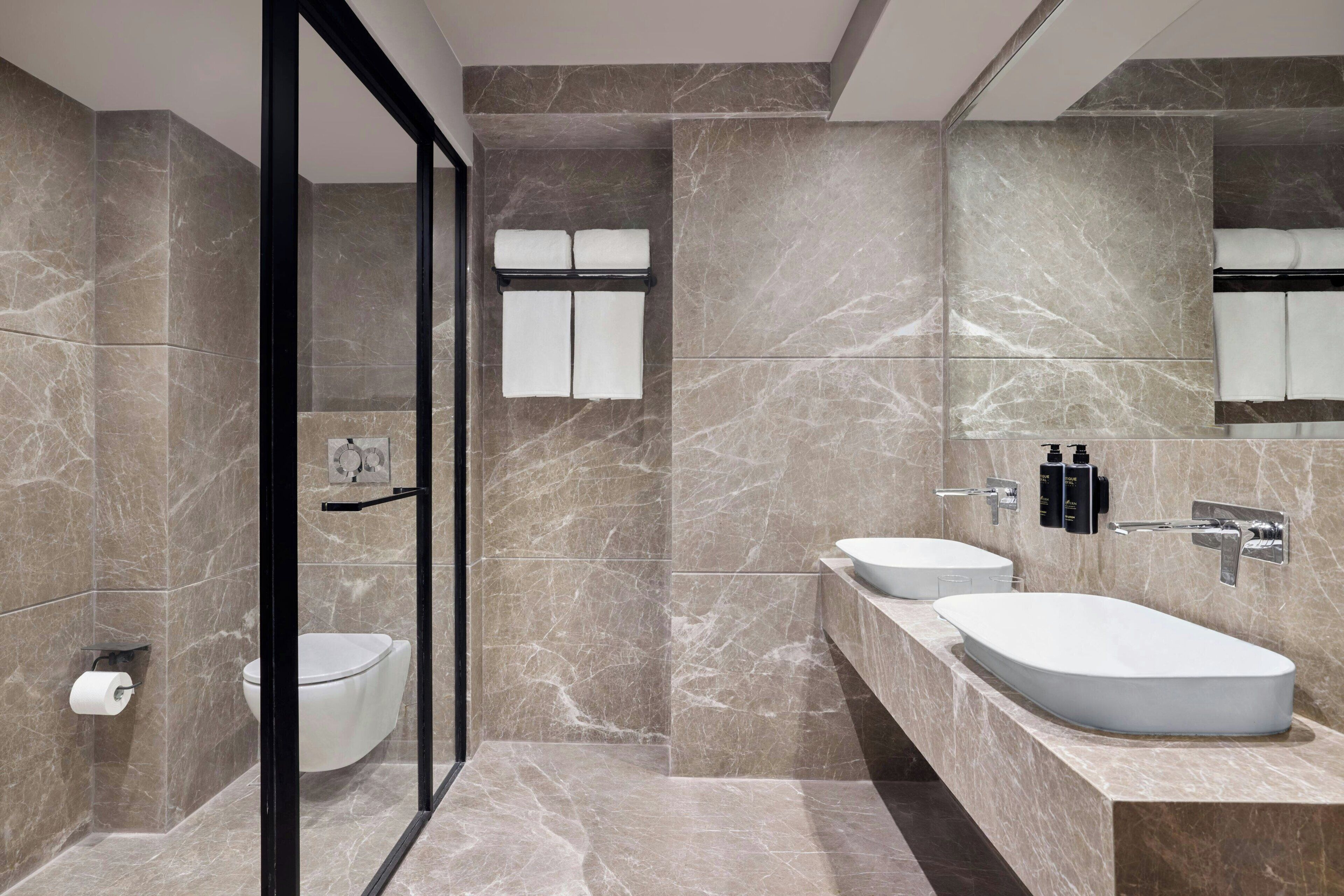 Suite, 1 très grand lit | Salle de bain