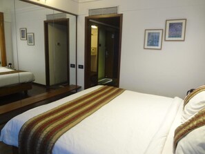 Minibar, in-room safe, desk, blackout drapes - Hotel Midtown Pritam (Mumbai)
