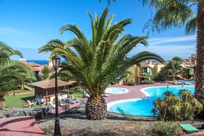 Outdoor pool, pool umbrellas, sun loungers - Apartamentos Oasis San Antonio (Brena Baja)