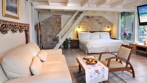 Royal Suite | Premium bedding, desk, blackout drapes, iron/ironing board