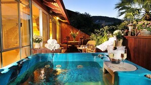 Royal Suite | Outdoor spa tub