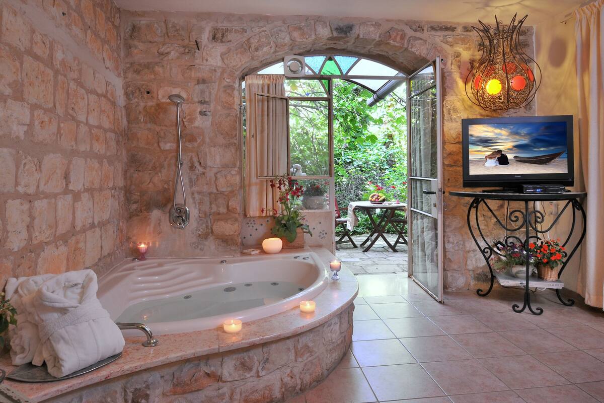 Honeymoon Suite | Bathroom | Separate tub and shower, jetted tub, free toiletries, hair dryer