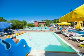 Una piscina al aire libre de temporada