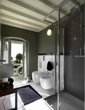 Artículos de tocador gratuitos, toallas, papel higiénico