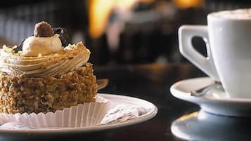 Phục vụ bữa sáng, bữa trưa và bữa tối