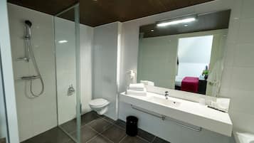 Suite, 2 eenpersoonsbedden, balkon | Badkamer | Een haardroger, handdoeken, zeep, shampoo