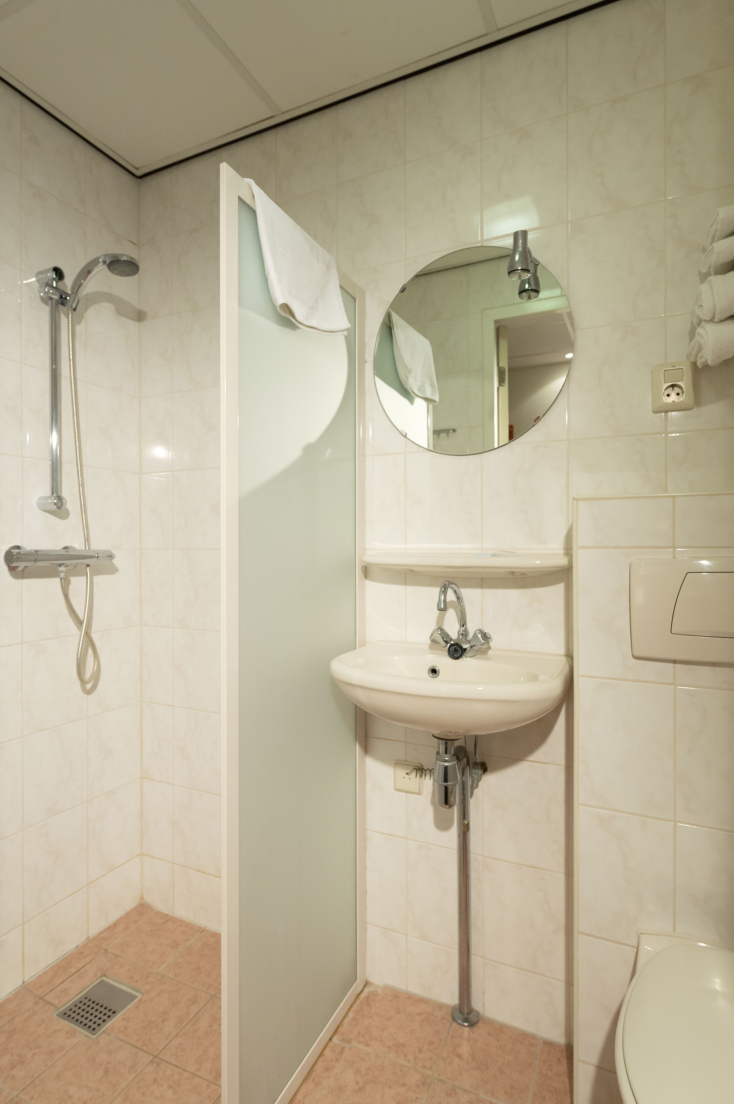 economy room, 2 single beds ( souterrain) | bathroom | hair dryer, towels, soap, shampoo