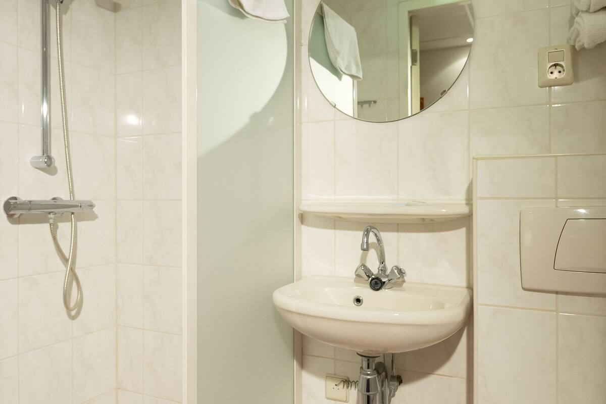 economy room, 2 single beds ( souterrain) | bathroom | hair dryer, towels, soap, shampoo