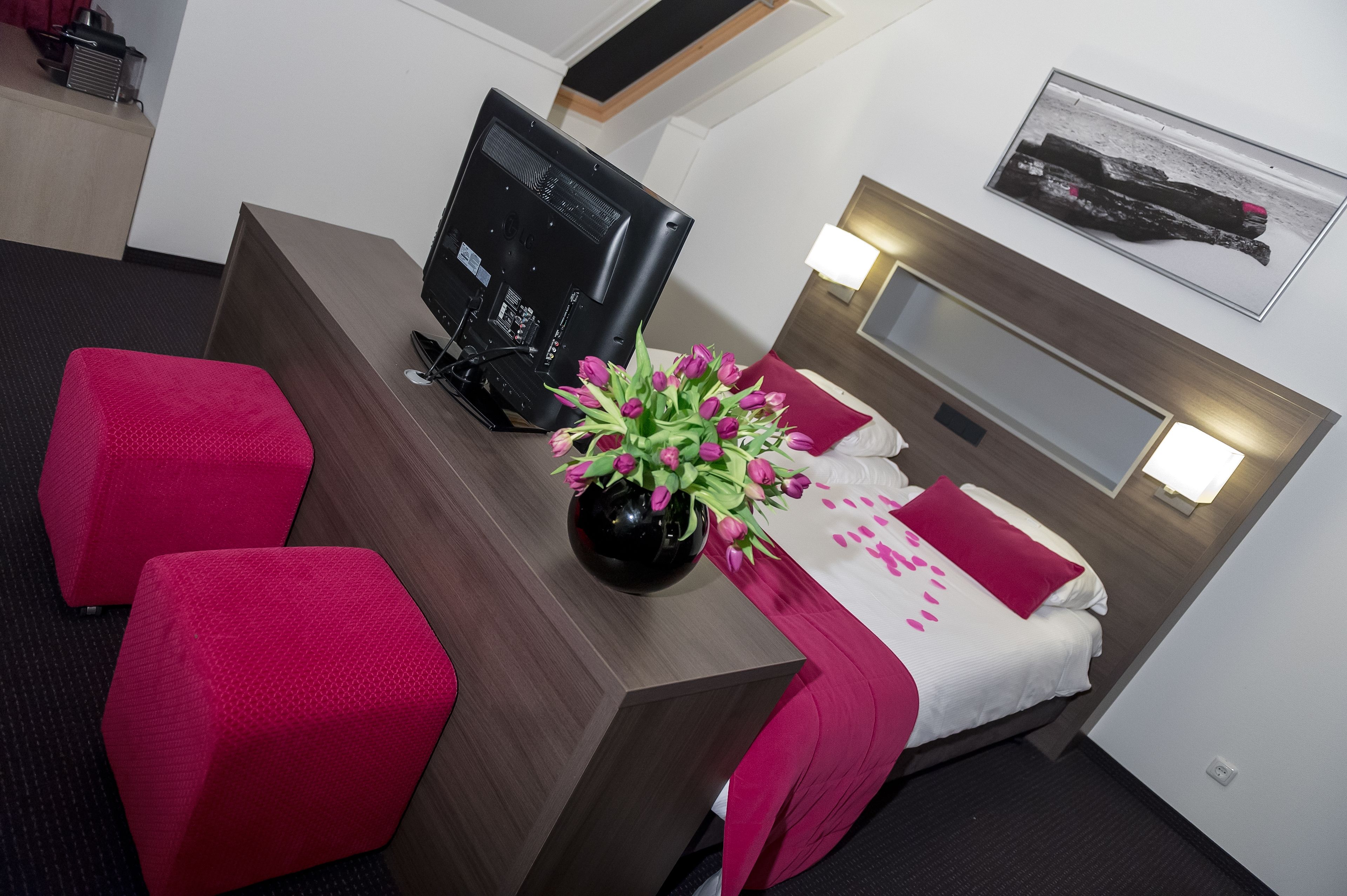 suite, 2 single beds, balcony | premium bedding, in-room safe, desk, cots/infant beds