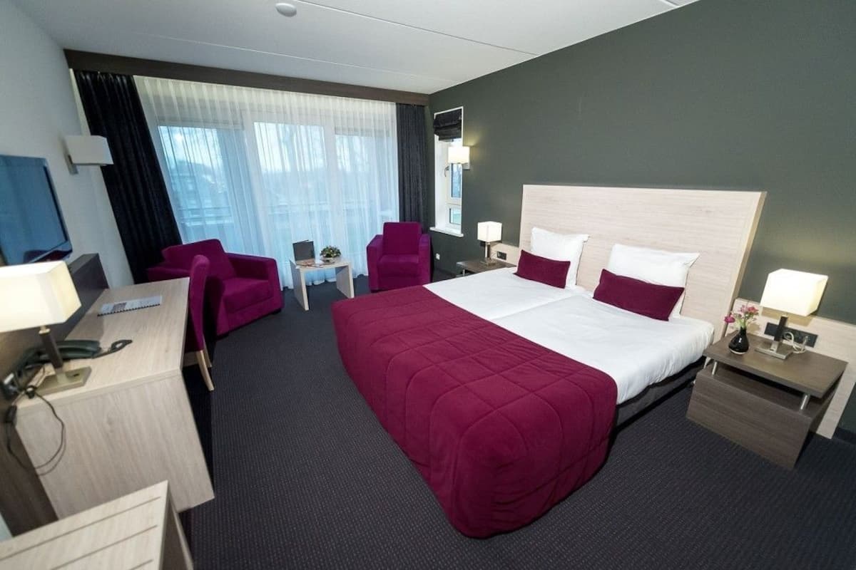 Comfort Room, 2 Single Beds | Premium bedding, in-room safe, desk, cots/infant beds