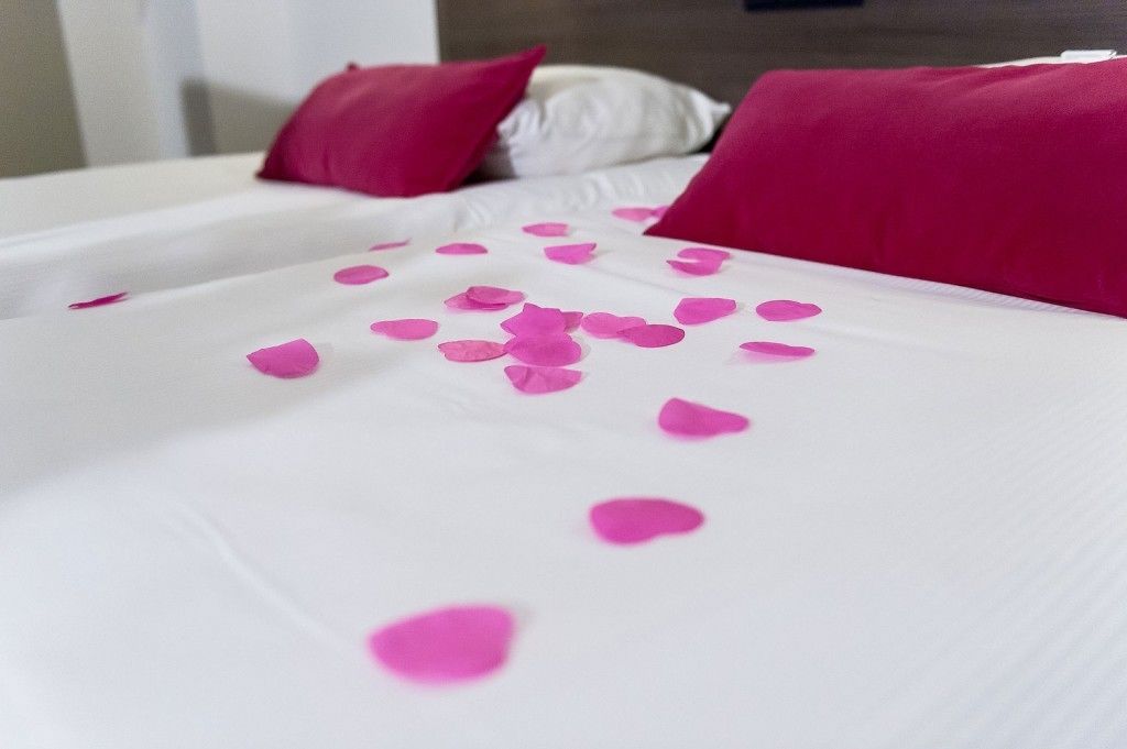 comfort room, 2 single beds | premium bedding, in-room safe, desk, cots/infant beds