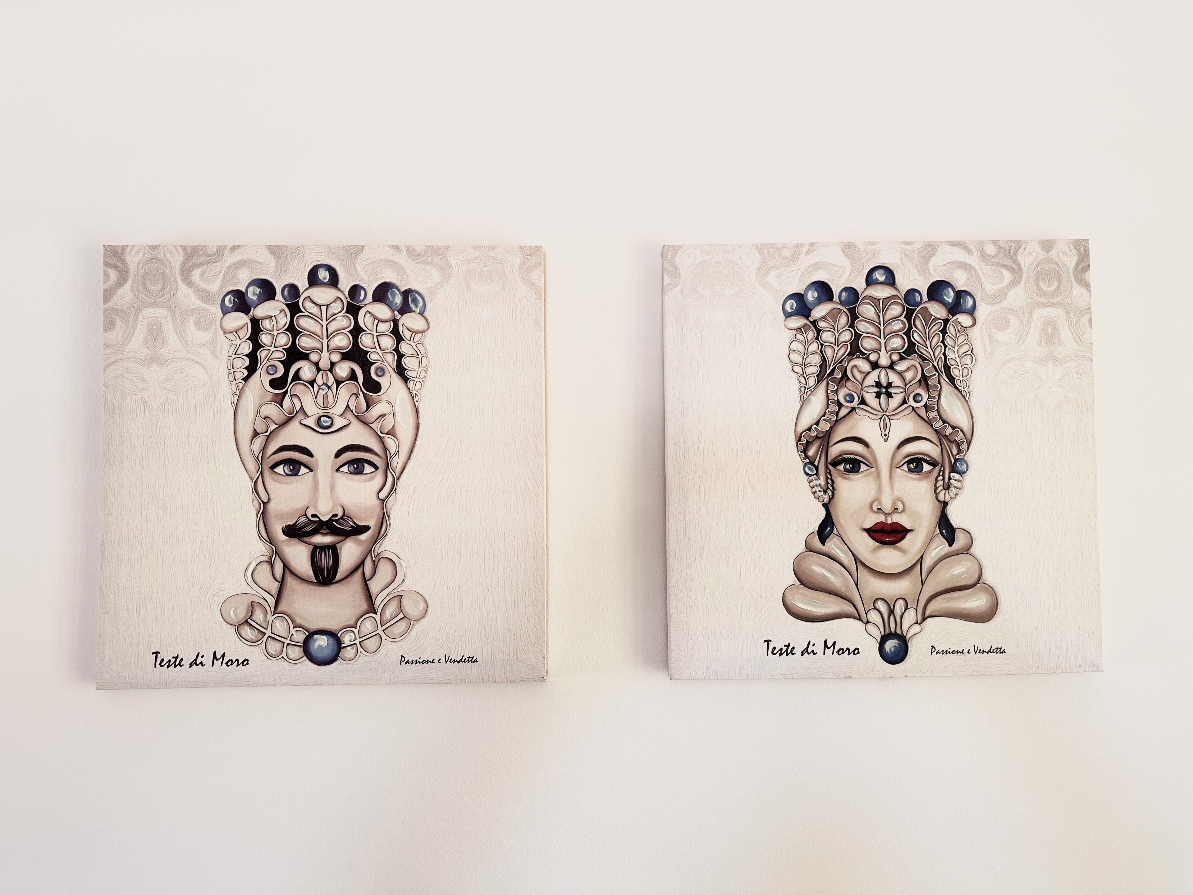 Deux œuvres d’art encadrées, intitulées « Tête de Maure », et agrémentées d’un élément décoratif en forme de coiffe.