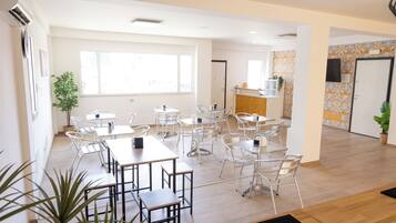 Tägliches Frühstücksbuffet (7 EUR pro Person)